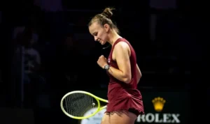 RIYADH, Arabia Saudita – Barbora Krejcikova, la última jugadora en clasificar al WTA Finals Riyadh, logró una victoria crucial este martes, derrotando a Jessica Pegula por 6-3, 6-3, en 69 minutos, para igualar su récord en el torneo con 1-1.