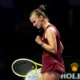 RIYADH, Arabia Saudita – Barbora Krejcikova, la última jugadora en clasificar al WTA Finals Riyadh, logró una victoria crucial este martes, derrotando a Jessica Pegula por 6-3, 6-3, en 69 minutos, para igualar su récord en el torneo con 1-1.