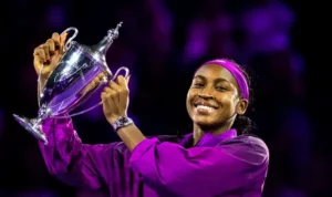 En una vibrante final de 3 horas y 4 minutos en Riyadh, Arabia Saudita, la joven estadounidense Coco Gauff superó a Zheng Qinwen (China) por 3-6, 6-4, 7-6(2), asegurando así el primer título de su carrera en el torneo de fin de año del circuito WTA. Con esta victoria, Gauff, tercera cabeza de serie, levanta el Trofeo Billie Jean King y cierra la temporada como la número 3 del mundo.