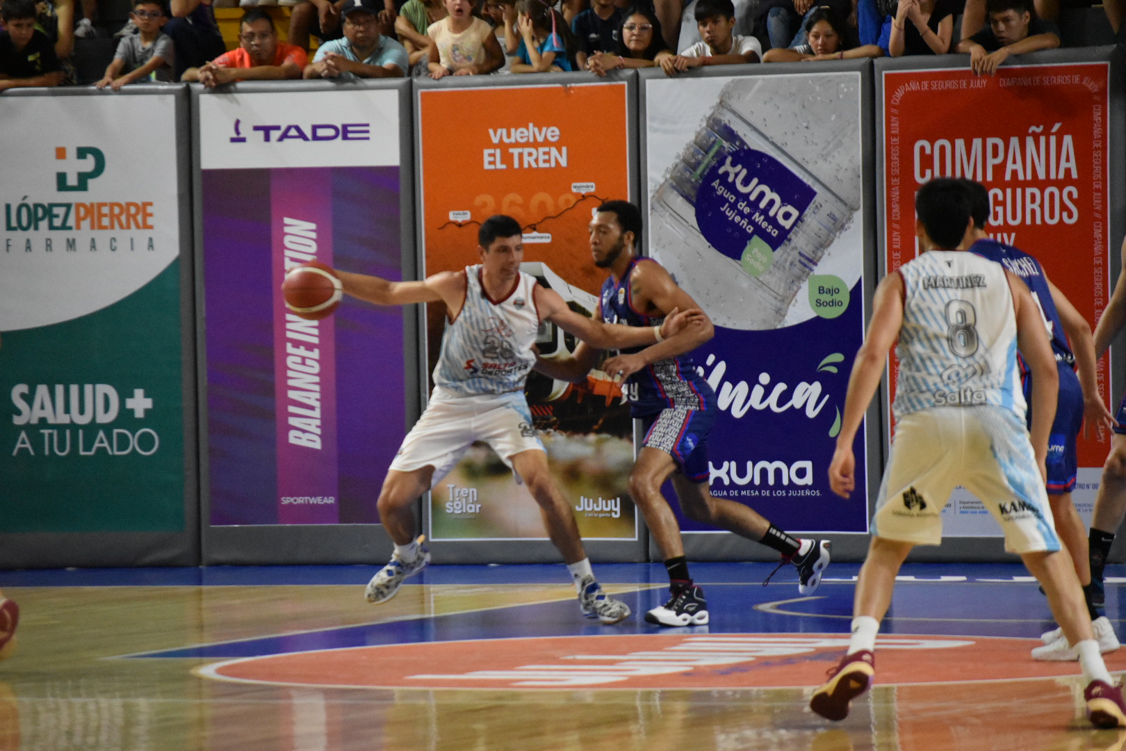 En un duelo cargado de emoción y expectativas, Salta Basket logró un triunfo inolvidable sobre Jujuy Básquet, imponiéndose 73-69 en un Estadio Federación de Básquet lleno hasta el último asiento.