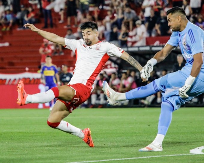 Huracán y Boca Juniors igualaron 0-0 en el Estadio Tomás Adolfo Ducó, en un partido de la fecha 24 del Torneo de la Liga Profesional 2024. El resultado dejó al equipo de Parque Patricios sin la posibilidad de llegar a la punta, mientras que Boca desaprovechó la oportunidad de acercarse a River Plate y Talleres en la tabla de clasificación a la Copa Libertadores.