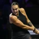 Riyadh, Arabia Saudita – La número uno del mundo, Aryna Sabalenka, se clasificó a las semifinales del WTA Finals en Riyadh tras superar a la italiana Jasmine Paolini (6-3, 7-5) en su segundo partido del Grupo Púrpura.