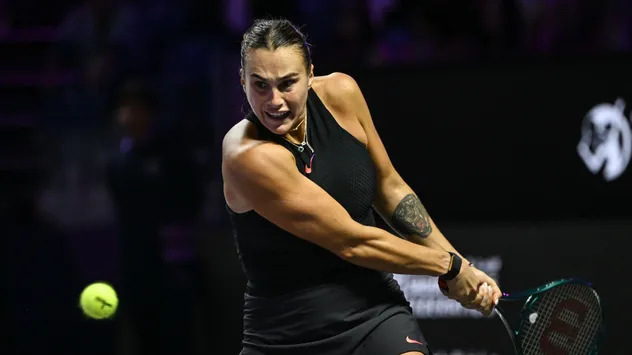 Riyadh, Arabia Saudita – La número uno del mundo, Aryna Sabalenka, se clasificó a las semifinales del WTA Finals en Riyadh tras superar a la italiana Jasmine Paolini (6-3, 7-5) en su segundo partido del Grupo Púrpura.