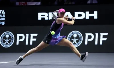 Riad, Arabia Saudita – En un espectacular regreso, la número 2 del mundo, Iga Swiatek, superó a la checa Barbora Krejcikova en su debut en las WTA Finals Riyadh presentadas por PIF, con un marcador final de 4-6, 7-5, 6-2. Después de perder el primer set y encontrarse en desventaja de 3-0 y con dos quiebres en el segundo, Swiatek mostró su temple y habilidad para remontar en un partido que se extendió por 2 horas y 32 minutos.