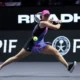 Riad, Arabia Saudita – En un espectacular regreso, la número 2 del mundo, Iga Swiatek, superó a la checa Barbora Krejcikova en su debut en las WTA Finals Riyadh presentadas por PIF, con un marcador final de 4-6, 7-5, 6-2. Después de perder el primer set y encontrarse en desventaja de 3-0 y con dos quiebres en el segundo, Swiatek mostró su temple y habilidad para remontar en un partido que se extendió por 2 horas y 32 minutos.