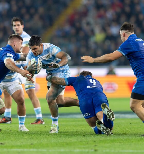 En un debut contundente en la ventana de noviembre, Los Pumas lograron una destacada victoria por 50-18 sobre Italia en el Stadio Friuli de Údine, extendiendo a 10 su racha invicta frente al seleccionado italiano en condición de visitante. Bajo la dirección de Felipe Contepomi, el equipo argentino desplegó un juego sólido y eficaz que supo aprovechar cada espacio para desbordar a la defensa azzurra y consolidar el triunfo.