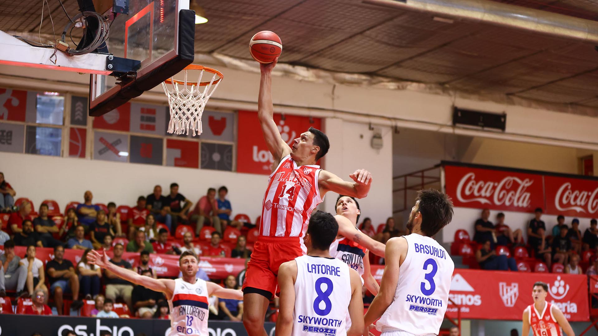 El lunes 11 de noviembre dejó grandes victorias en la Liga Nacional de Básquet. Instituto, Peñarol y Oberá Tenis Club demostraron su poderío en juegos vibrantes que mantuvieron a los hinchas al borde de la butaca.