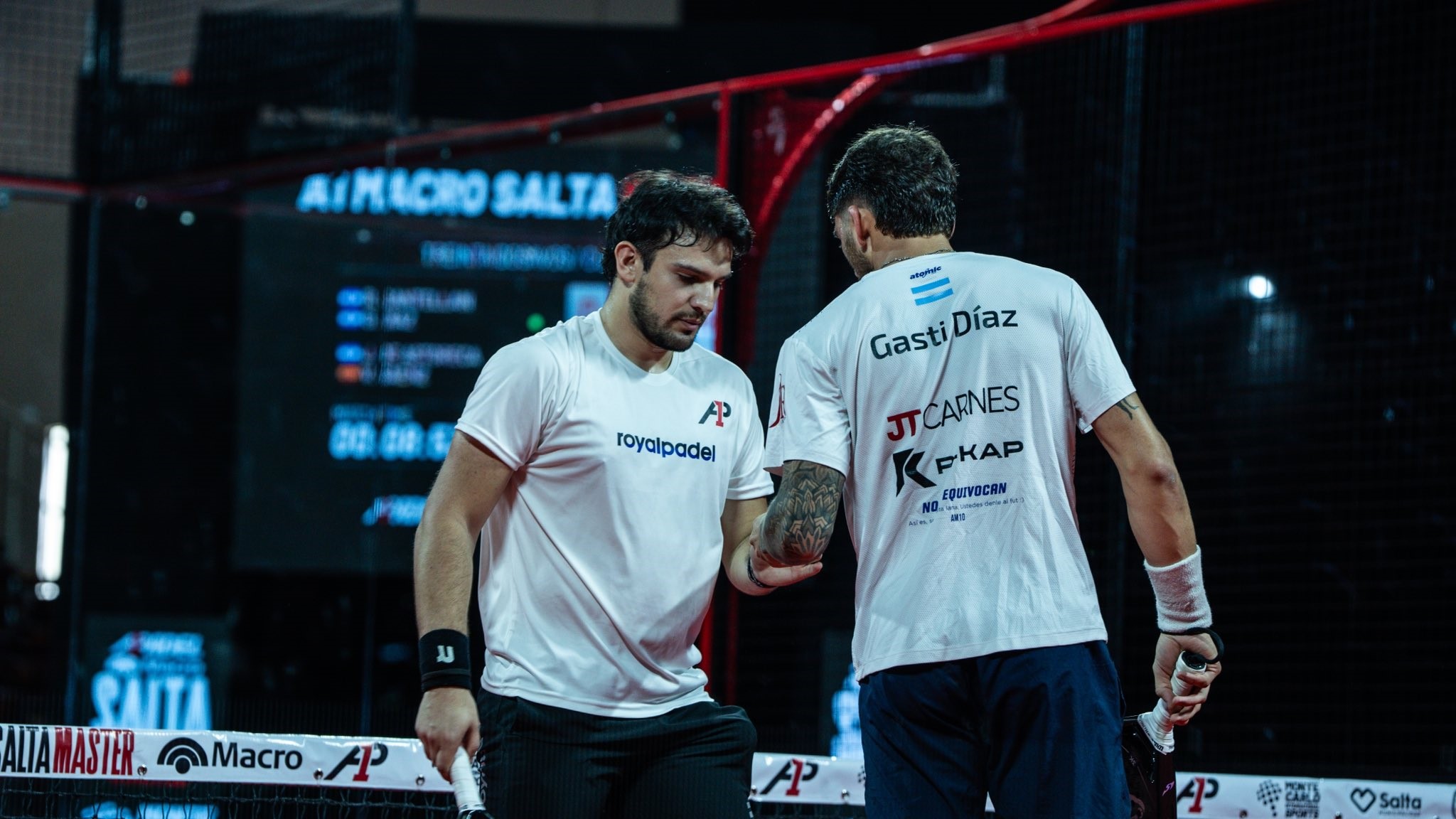 La segunda jornada de los treintaidosavos de final del Macro Salta Master dejó una remontada épica protagonizada por Rodrigo Santellán y Gastón Díaz. En un día marcado por la baja de algunas parejas, lo que permitió el pase directo de Samuel Alós y Jaime Menéndez a la siguiente ronda, los argentinos superaron a Joaquín De Astoreca y Víctor Saénz en un intenso partido que terminó 3/6, 6/4, 6/4.