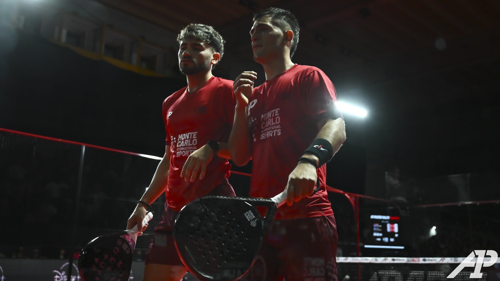 Los número dos del ranking, Maxi Arce y Franco Dal Bianco, se aseguraron su lugar en la final del Banco Macro Salta Master tras superar a Aimar Goñi y Adrián “Tito” Allemandi. Los favoritos locales buscarán mantener su récord de diez títulos en la temporada frente a sus clásicos rivales Leonel "Tolito" Aguirre y Gonza Alfonso, que disputarán su decimotercera final del año en un esperado duelo en el Delmi Arena.