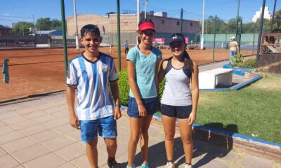 El Sexto Nacional de Menores 2024, organizado por la Asociación Argentina de Tenis, ya está en marcha en el Tenis Club Neuquén, y los representantes salteños están demostrando su talento en el torneo que se juega en la ciudad neuquina. Este es el último certamen del año y reúne a los mejores jóvenes tenistas del país.