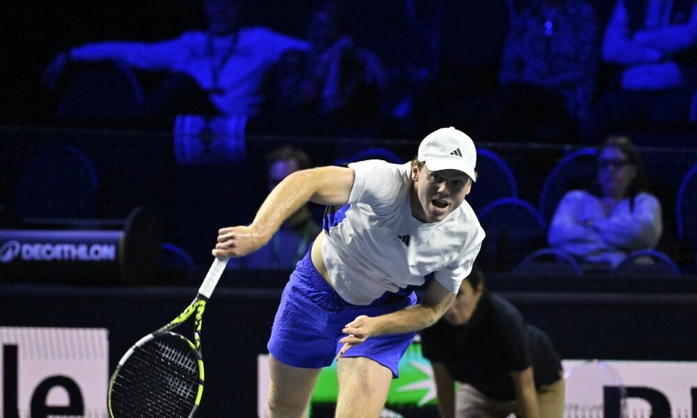 Alex Michelsen no perdió tiempo en su debut en el Moselle Open, donde se impuso con autoridad al francés Harold Mayot. El octavo cabeza de serie del ATP 250 indoor de Metz dominó el encuentro en tan solo 76 minutos, sellando su victoria con un contundente 6-3 y 6-1. Según Infosys ATP Stats, Michelsen mostró una solidez defensiva excepcional, salvando los nueve puntos de quiebre que enfrentó durante el partido.