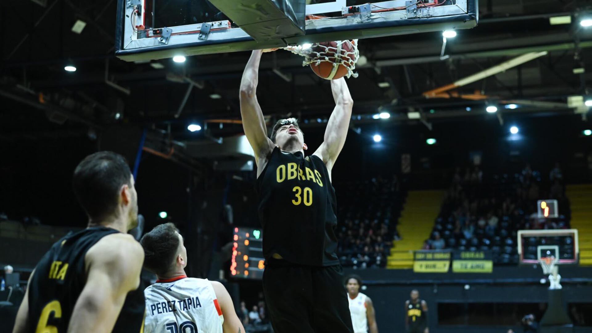 Obras Basket consiguió una valiosa victoria en El Templo del Rock al derrotar a Quimsa por 78-64, en lo que fue su quinto partido de la Liga Nacional 2024-25. Tomás Chapero fue una de las grandes figuras del encuentro, destacándose con 13 puntos, 7 rebotes y una valoración de 21. Con esta victoria, el equipo de Diego Vadell sumó su tercera victoria de la temporada y se mantiene en la lucha en el inicio de la competencia.