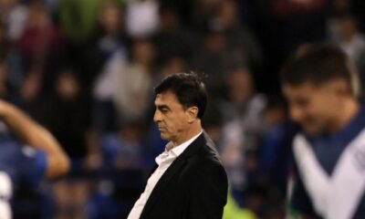 Vélez Sarsfield logró un triunfo vital al vencer 1-0 a Tigre en el Estadio José Amalfitani, consolidando su liderazgo en la Liga Profesional 2024 con 42 puntos, tres por encima de Huracán. Este resultado cortó una racha de tres empates y dio respiro al Fortín, que sigue en la lucha por el título. El técnico Gustavo Quinteros valoró la mejoría del equipo en la segunda mitad y resaltó que el gol fue un reflejo del esfuerzo colectivo.