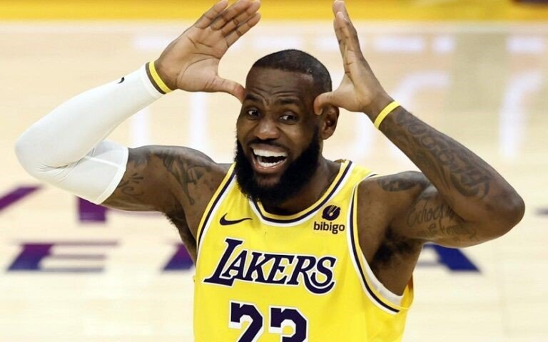 Este viernes en la NBA, los Lakers aprovecharon la ausencia de Joel Embiid y Tyrese Maxey en los 76ers para imponerse 116-106, gracias a un histórico LeBron James, quien logró el triple-doble número 114 de su carrera con 21 puntos, 12 rebotes y 13 asistencias, y a la notable actuación de Anthony Davis (31 puntos y 9 rebotes). D'Angelo Russell también contribuyó con 18 puntos desde el banquillo. Los Sixers, en cambio, sufrieron sin sus estrellas, y solo Andre Drummond (14 puntos y 12 rebotes) brilló en una jornada complicada.