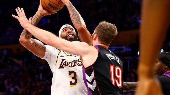 Los Lakers superan a Raptors, pero pierden a Davis; Jokic brilla y lidera a los Nuggets