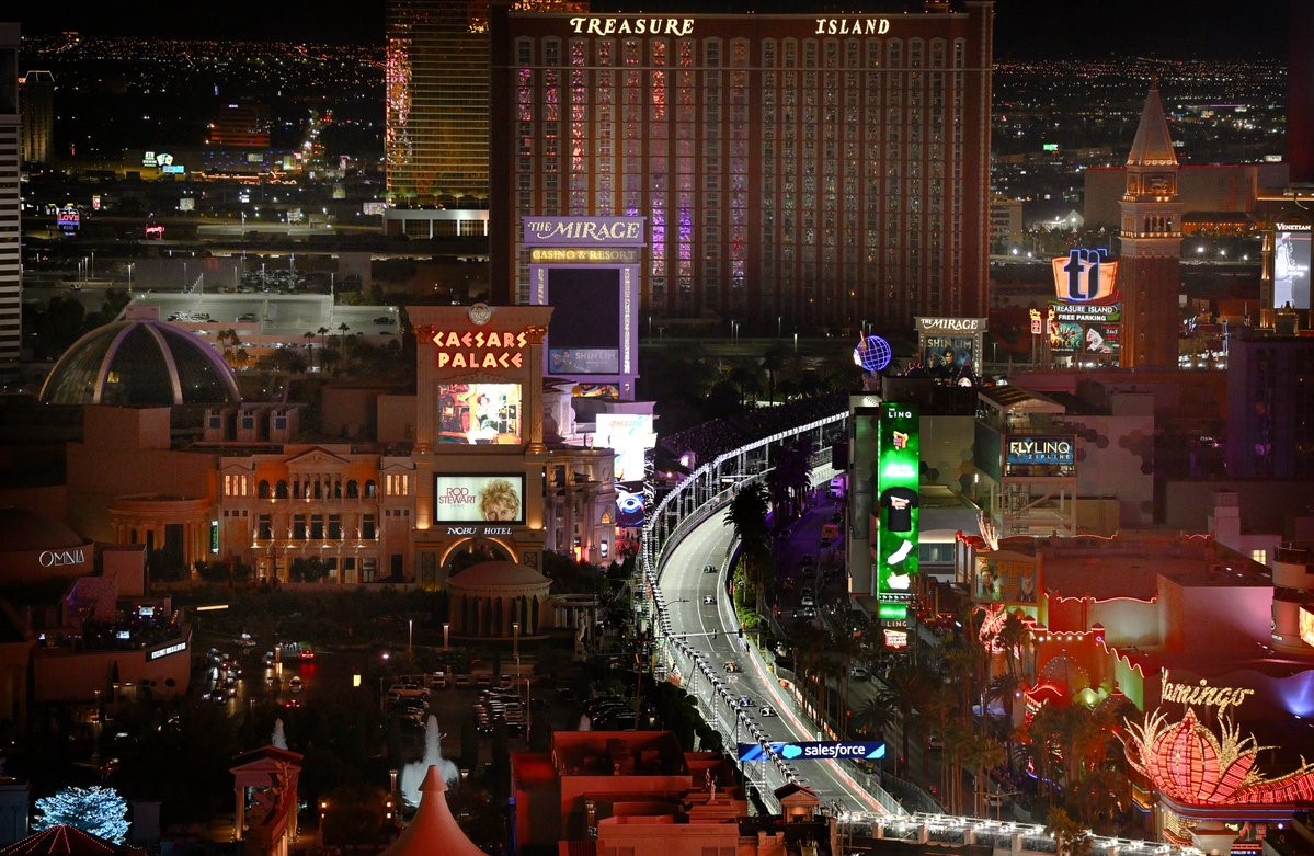 La Fórmula 1 regresa a Las Vegas este fin de semana, con un desafío único para pilotos y equipos en un circuito urbano que se destaca por su velocidad, sus rectas largas y sus famosas curvas. En un trazado de 6.120 metros, que combina la espectacularidad de la ciudad con la exigencia de la Máxima, Max Verstappen puede consagrarse campeón, mientras que el argentino Franco Colapinto buscará recuperarse tras un fin de semana complicado en Brasil.