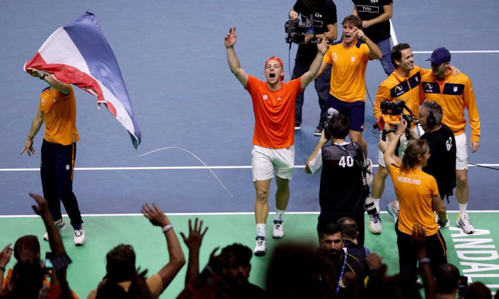Países Bajos sigue sorprendiendo en la Copa Davis 2024 al asegurarse un lugar en la final por primera vez en sus 104 años de historia, tras derrotar a Alemania por 2-0 en una serie apasionante. Este logro histórico es un reflejo de la sólida campaña del equipo capitaneado por Paul Haarhuis, quien ha liderado al equipo neerlandés desde el inicio del torneo y los ha llevado a superar todas las expectativas.