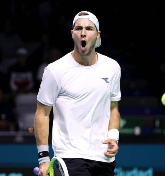 Alemania dio un paso firme en su camino hacia la gloria en la Copa Davis 2024 al vencer a Canadá (2-0) en los cuartos de final disputados en el Palacio de Deportes José María Martín Carpena de Málaga. A pesar de la ausencia del No. 2 mundial, Alexander Zverev, el equipo alemán demostró su unión y fortaleza para superar a los canadienses y avanzar a semifinales, donde enfrentará a los Países Bajos.