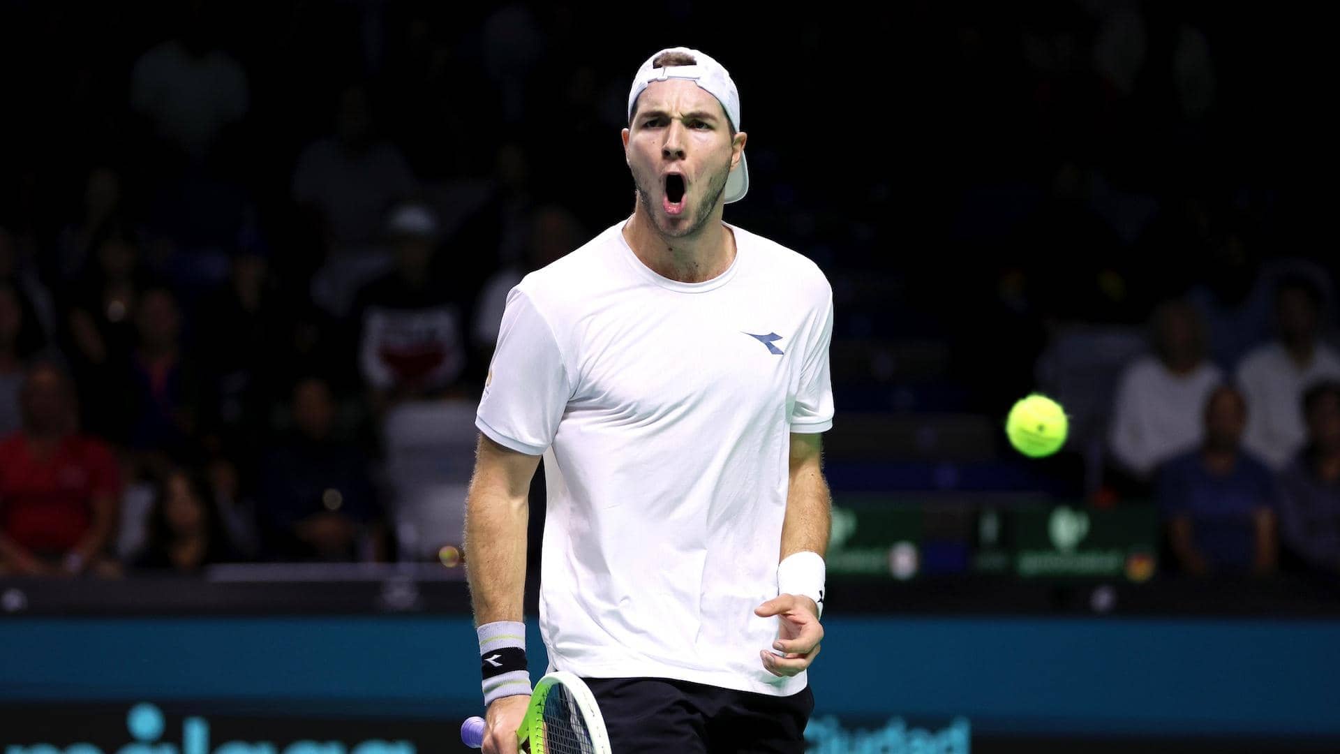 Alemania dio un paso firme en su camino hacia la gloria en la Copa Davis 2024 al vencer a Canadá (2-0) en los cuartos de final disputados en el Palacio de Deportes José María Martín Carpena de Málaga. A pesar de la ausencia del No. 2 mundial, Alexander Zverev, el equipo alemán demostró su unión y fortaleza para superar a los canadienses y avanzar a semifinales, donde enfrentará a los Países Bajos.