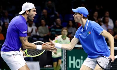 Argentina estuvo a punto de sorprender al campeón defensor en los cuartos de final de la Copa Davis, pero Italia consiguió remontar y se llevó la eliminatoria 2-1, gracias a la actuación estelar de Jannik Sinner. Después de empezar con una derrota, el equipo italiano se apoyó en su figura clave para avanzar a la siguiente ronda, donde enfrentará a Australia.