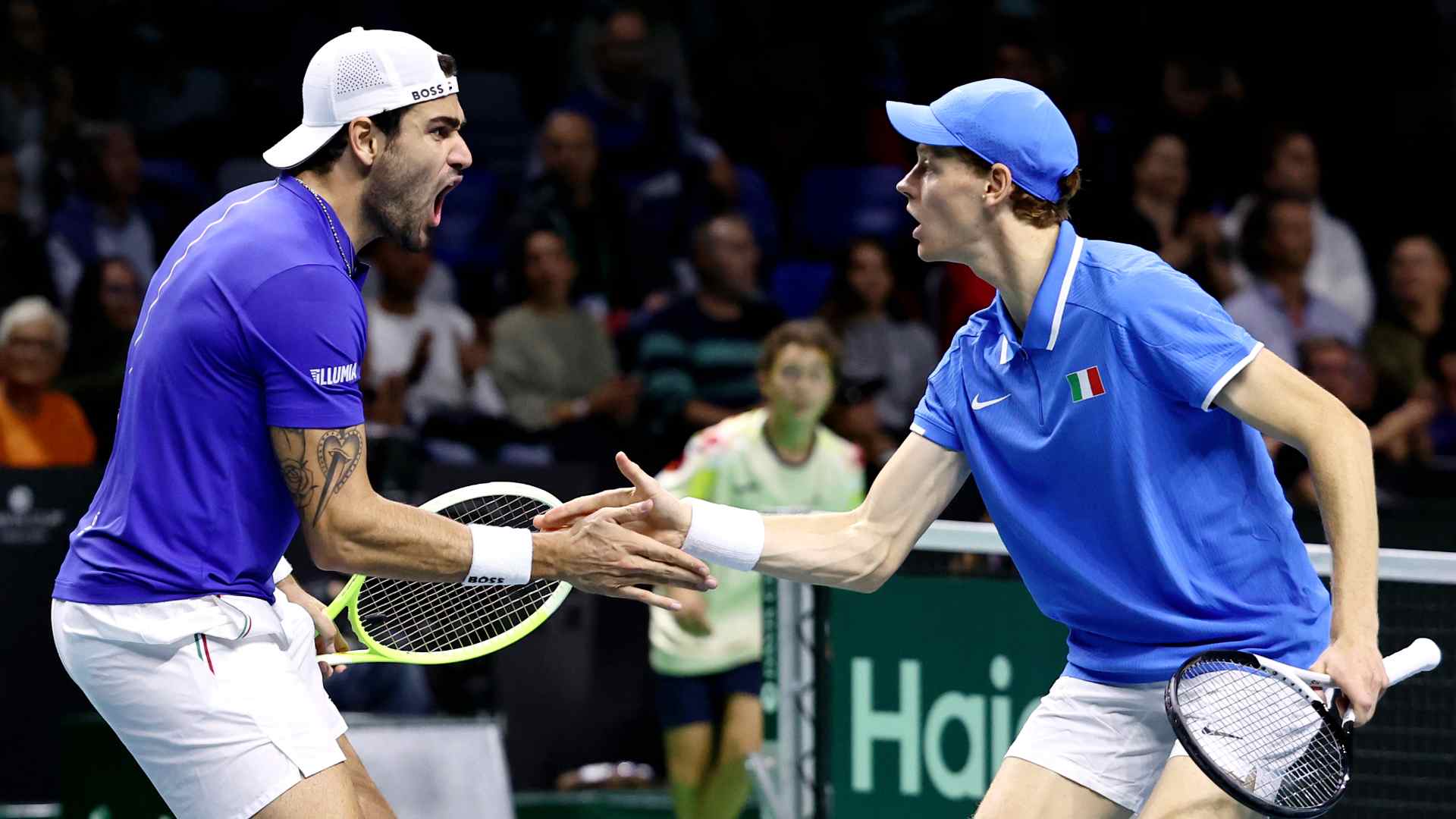 Argentina estuvo a punto de sorprender al campeón defensor en los cuartos de final de la Copa Davis, pero Italia consiguió remontar y se llevó la eliminatoria 2-1, gracias a la actuación estelar de Jannik Sinner. Después de empezar con una derrota, el equipo italiano se apoyó en su figura clave para avanzar a la siguiente ronda, donde enfrentará a Australia.