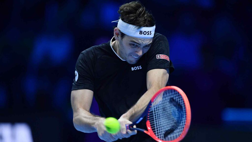 Taylor Fritz llegó con firmeza al Inalpi Arena de Turín y envió un mensaje claro en su partido inaugural de las Nitto ATP Finals 2024, imponiéndose de forma contundente ante el ex campeón Daniil Medvedev con un 6-2, 6-3. Este triunfo no solo lo coloca provisionalmente como líder del Grupo Ilie Nastase, sino que demuestra la madurez competitiva que el estadounidense ha consolidado en esta temporada.