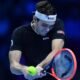 Taylor Fritz llegó con firmeza al Inalpi Arena de Turín y envió un mensaje claro en su partido inaugural de las Nitto ATP Finals 2024, imponiéndose de forma contundente ante el ex campeón Daniil Medvedev con un 6-2, 6-3. Este triunfo no solo lo coloca provisionalmente como líder del Grupo Ilie Nastase, sino que demuestra la madurez competitiva que el estadounidense ha consolidado en esta temporada.