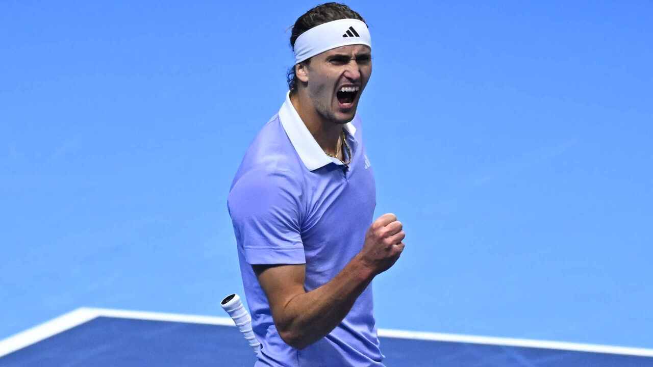 Alexander Zverev está demostrando ser el jugador más dominante en las Nitto ATP Finals 2024, con dos victorias contundentes en sus dos partidos disputados hasta ahora. El alemán, con su tenis sólido y preciso, ha superado a Andrey Rublev y Casper Ruud en sets corridos, sin enfrentar ni un solo punto de quiebre con su saque, lo que lo deja con un pie en las semifinales.