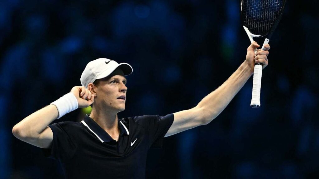 Jannik Sinner sigue imbatible en las Nitto ATP Finals. Este jueves, el número uno del PIF ATP Rankings logró su tercera victoria en sets corridos, imponiéndose con un sólido 6-3, 6-4 sobre Daniil Medvedev en tan solo 73 minutos. Con un impecable balance de 3-0, Sinner se clasificó a semifinales liderando su grupo por segundo año consecutivo. Junto a él, Taylor Fritz también avanzó tras vencer a Alex de Miñaur, logrando su segunda semifinal consecutiva en este evento.