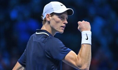 Jannik Sinner sigue imbatible en las Nitto ATP Finals. Este jueves, el número uno del PIF ATP Rankings logró su tercera victoria en sets corridos, imponiéndose con un sólido 6-3, 6-4 sobre Daniil Medvedev en tan solo 73 minutos. Con un impecable balance de 3-0, Sinner se clasificó a semifinales liderando su grupo por segundo año consecutivo. Junto a él, Taylor Fritz también avanzó tras vencer a Alex de Miñaur, logrando su segunda semifinal consecutiva en este evento.