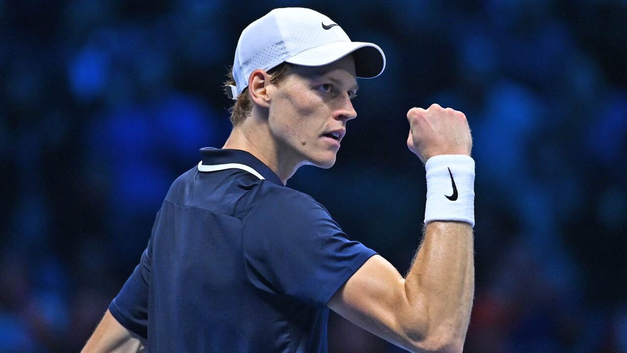 Jannik Sinner sigue imbatible en las Nitto ATP Finals. Este jueves, el número uno del PIF ATP Rankings logró su tercera victoria en sets corridos, imponiéndose con un sólido 6-3, 6-4 sobre Daniil Medvedev en tan solo 73 minutos. Con un impecable balance de 3-0, Sinner se clasificó a semifinales liderando su grupo por segundo año consecutivo. Junto a él, Taylor Fritz también avanzó tras vencer a Alex de Miñaur, logrando su segunda semifinal consecutiva en este evento.