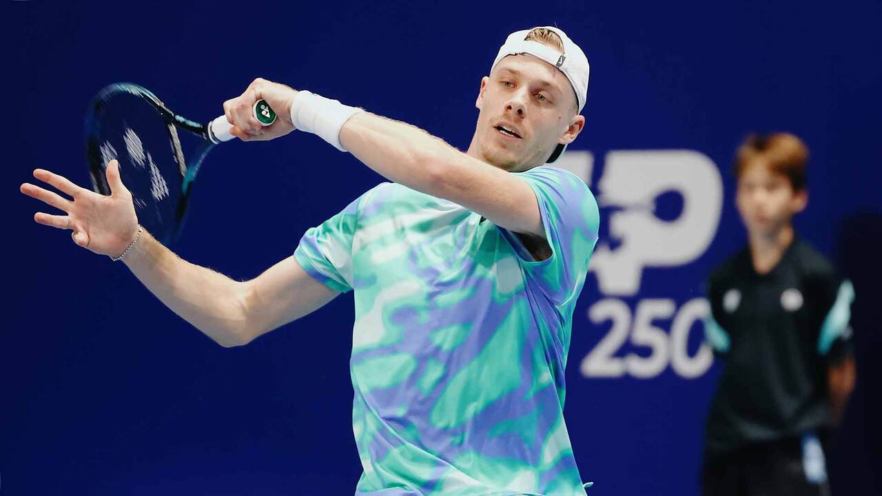 El canadiense Denis Shapovalov, antiguo No. 10 del mundo y actual No. 78 del PIF ATP Rankings, sigue avanzando tras superar la fase previa y vencer al australiano Christopher O’Connell en cuartos de final por un contundente 6-2, 6-2.