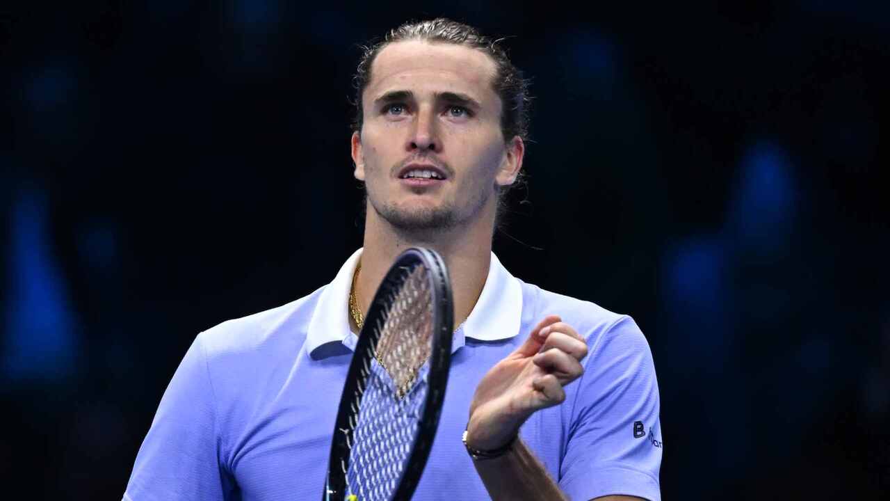 Alexander Zverev ha alcanzado las semifinales de las Nitto ATP Finals 2024 invicto y decidido a dar el siguiente paso en su carrera. Con un 3-0 impecable en el Grupo John Newcombe, Zverev superó al campeón de Roland Garros y Wimbledon, Carlos Alcaraz, con una victoria por 7-6(5), 6-4. Ahora, reflexiona sobre la clave para competir de tú a tú contra Alcaraz y Jannik Sinner en los títulos de Grand Slam en 2025.