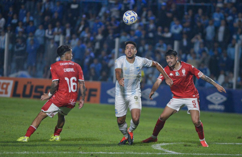Huracán perdió ante Atlético Tucumán y dejó escapar la punta