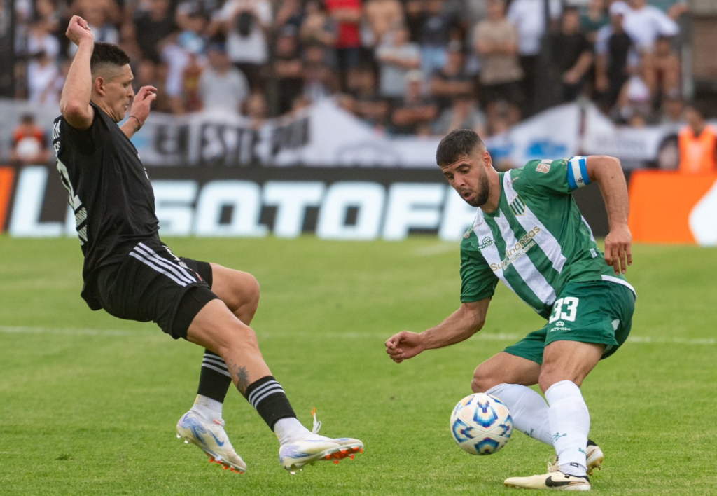 Riestra y Banfield empataron en un duelo intenso que dejó más dudas que alegrías