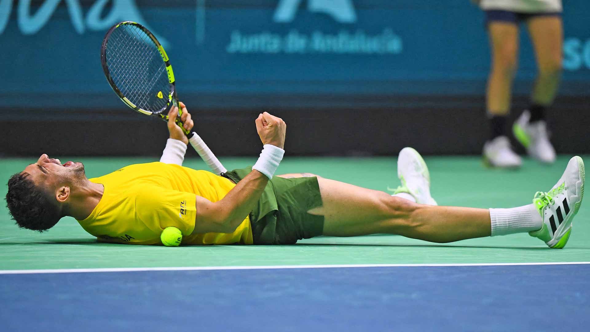 Australia continúa su lucha en la Copa Davis y logra una impresionante victoria en cuartos de final al derrotar a Estados Unidos (2-1) en una electrizante eliminatoria en el Palacio de Deportes de Málaga. El equipo, subcampeón en las últimas dos ediciones, vuelve a presentarse como fuerte aspirante a la Ensaladera, destacándose por su gran cohesión y tenacidad para vencer a uno de los favoritos del torneo.