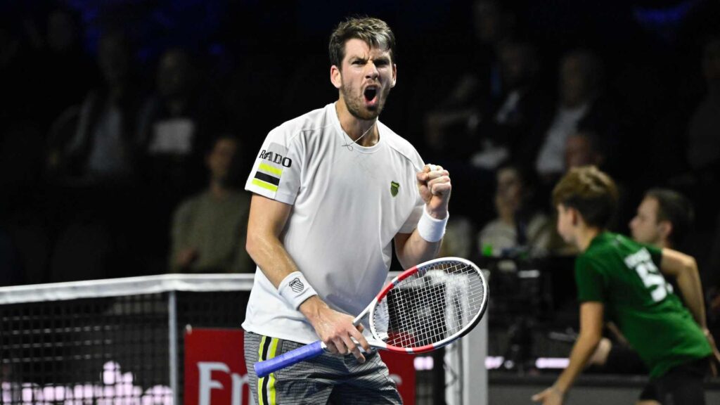 Cameron Norrie continúa su búsqueda por cerrar una temporada 2024 positiva, avanzando a los cuartos de final del Moselle Open en Metz. El británico se impuso al joven talento francés Luca van Assche con parciales de 6-3, 3-6, 6-1, en un intenso encuentro de tres sets que se resolvió en una hora y 54 minutos. Con esta victoria, Norrie sigue vivo en su intento de lograr su primer título ATP Tour indoor, un trofeo que supondría un broche de oro a un año de altibajos.