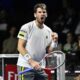 Cameron Norrie continúa su búsqueda por cerrar una temporada 2024 positiva, avanzando a los cuartos de final del Moselle Open en Metz. El británico se impuso al joven talento francés Luca van Assche con parciales de 6-3, 3-6, 6-1, en un intenso encuentro de tres sets que se resolvió en una hora y 54 minutos. Con esta victoria, Norrie sigue vivo en su intento de lograr su primer título ATP Tour indoor, un trofeo que supondría un broche de oro a un año de altibajos.