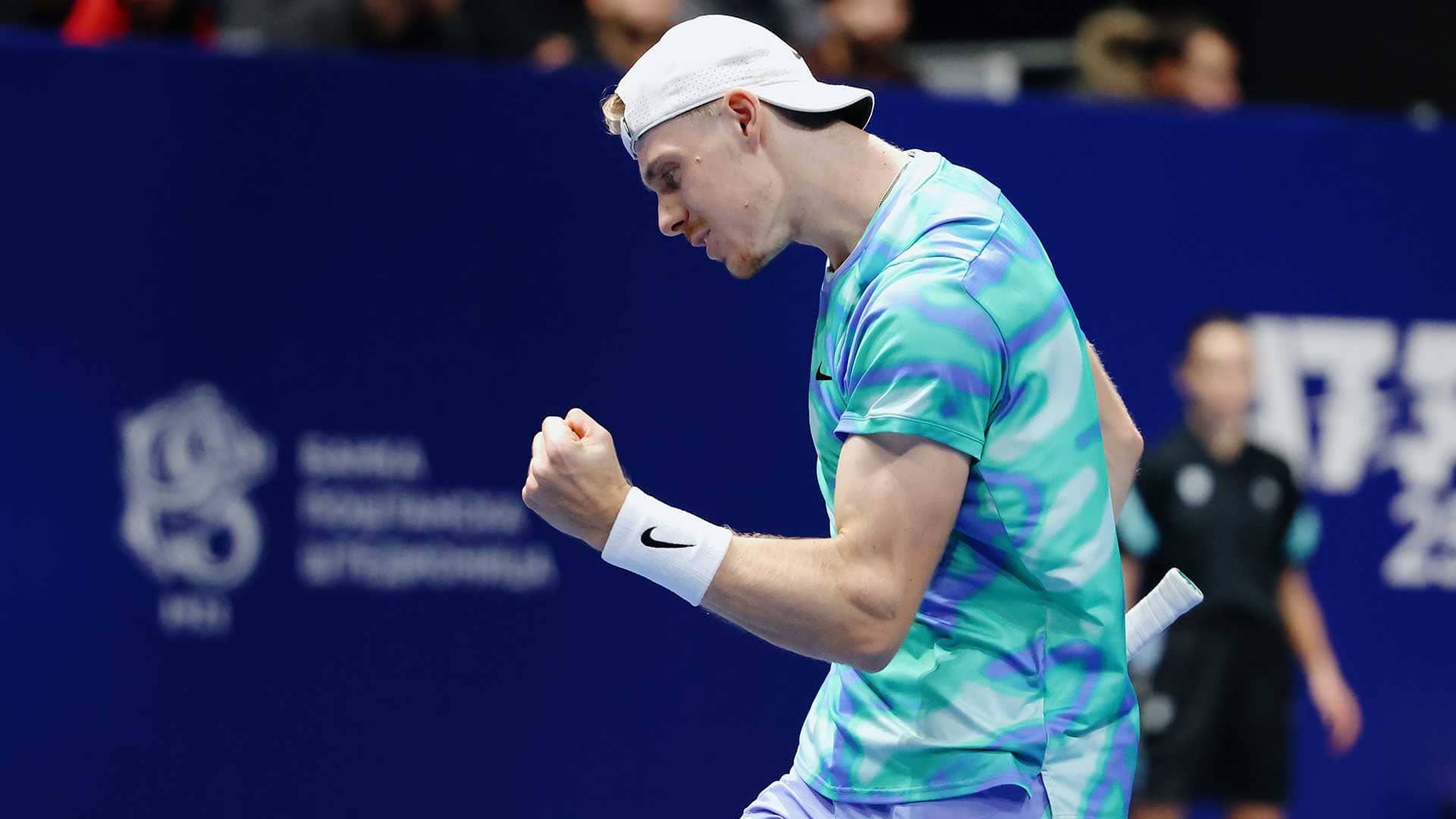 Con una explosión de júbilo y tendido en la pista, Denis Shapovalov celebró un triunfo muy esperado este sábado en el Belgrade Open. El canadiense, uno de los grandes talentos del circuito, volvió a saborear la gloria cinco años después de su primer título, completando una semana perfecta en el indoor serbio.