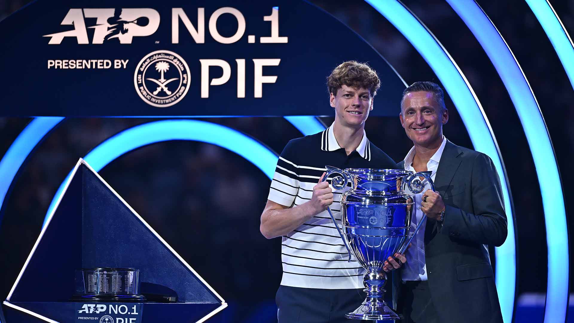 Jannik Sinner fue homenajeado este lunes en las Nitto ATP Finals al recibir el premio al No. 1 de fin de año, un logro respaldado por el PIF ATP Rankings. La ceremonia, que se llevó a cabo en el Inalpi Arena, resonó con aplausos y emoción de la multitud italiana presente. La entrega del galardón fue liderada por figuras de renombre como Andrea Gaudenzi, presidente de la ATP; el ex No. 1 del mundo, Boris Becker; y Mohamed Alsayyad, del PIF, patrocinador del premio.