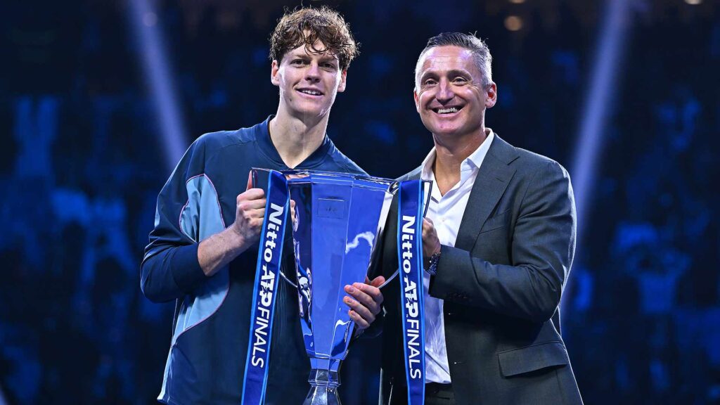 Jannik Sinner hace historia: campeón invicto en las Nitto ATP Finals y primer italiano en alcanzar el No. 1 mundial

El italiano cierra una temporada memorable derrotando a Taylor Fritz en Turín, con ocho títulos y récords históricos que consolidan su liderazgo en el tenis mundial.