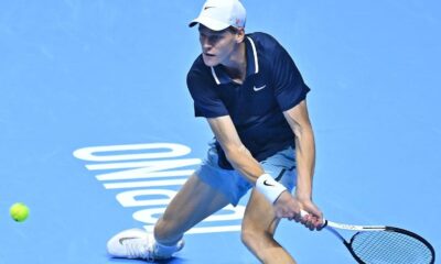 El Inalpi Arena de Turín se prepara para una final de las Nitto ATP Finals 2024 que revive la definición del último US Open, donde Jannik Sinner se impuso sobre Taylor Fritz. En esta ocasión, el estadounidense intentará tomar revancha y conquistar por primera vez el torneo de fin de temporada, mientras que el italiano buscará hacerse con el trofeo en su tierra natal, tras haber alcanzado también la final en la edición de 2023. Esta final marcará la oportunidad de consagrarse campeón de las ATP Finals para ambos jugadores. Sinner, el número uno del PIF ATP Rankings, llega invicto y con el respaldo de la experiencia acumulada, mientras que Fritz alcanza la final tras una destacada actuación ante Alexander Zverev, asegurando además su ascenso al No. 4 del mundo. Triunfo de Sinner: El italiano mantiene su dominio en Turín Jannik Sinner ha demostrado un nivel impresionante durante la semana en Turín, avanzando invicto y sin ceder sets en el torneo. En la semifinal, enfrentó a Casper Ruud y lo derrotó con un contundente 6-1, 6-2. Este desempeño le permitió clasificar a su segunda final consecutiva en las Nitto ATP Finals y convertirse en el primer italiano en hacerlo en años consecutivos. En 2023, Sinner alcanzó esta misma instancia pero cayó ante Novak Djokovic. Ahora, busca corregir el rumbo y coronarse en su país, emulando a otras leyendas que ganaron el torneo siendo locales, como Lleyton Hewitt en 2001 y Andy Murray en 2016. “Es una situación similar a la del año pasado. Simplemente intentaré jugar lo mejor que pueda”, comentó Sinner, que llega a la final con 70 victorias en 2024 y la posibilidad de conquistar su título número 18 en el circuito ATP. Con un récord de 4-0 en esta edición del torneo, Sinner ya venció a Fritz en la fase de grupos, algo que le da confianza para enfrentar nuevamente al estadounidense en la final. Además, busca cerrar la temporada como el jugador con más victorias del año, consolidando su lugar en la cima del tenis mundial. Victoria de Fritz: El estadounidense desafía la historia Taylor Fritz llega a la final en un momento crucial de su carrera. Tras una semifinal cargada de tensión, en la que derrotó a Alexander Zverev 6-3, 3-6, 7-6(3), el estadounidense se convierte en el primer jugador de su país en alcanzar una final de las Nitto ATP Finals desde James Blake en 2006. Con este resultado, Fritz también asegura el ascenso al No. 4 del PIF ATP Rankings, el mejor puesto de su carrera. En esta final, Fritz buscará revertir la historia reciente. Hace dos meses, Sinner lo superó en la final del US Open y, en la fase de grupos de las ATP Finals, el italiano volvió a ganarle en sets corridos. Sin embargo, Fritz se mostró positivo y listo para ajustar su estrategia. “En el partido que jugamos aquí… me sentí mucho más cómodo desde la línea de fondo. Tuve mis oportunidades, pero él aprovechó los puntos importantes en ese encuentro”, reconoció Fritz, consciente de que debe mejorar en los momentos decisivos para quedarse con el título. Un triunfo en Turín representaría el mayor logro en la carrera de Fritz y su noveno título en el circuito ATP. Además, le permitiría romper su racha negativa ante jugadores en el puesto No. 1, dejando en 1-10 su récord en estos enfrentamientos. La gran final en Turín: un nuevo campeón en las Nitto ATP Finals La final entre Sinner y Fritz será un duelo que promete emociones y alta intensidad. Por un lado, Sinner intentará consolidarse como el mejor del año en su país natal y cerrar la temporada con otro título destacado. Por el otro, Fritz buscará la victoria más importante de su carrera y la posibilidad de vengar su derrota en el US Open. Sea cual sea el resultado, el tenis coronará a un nuevo campeón en las Nitto ATP Finals, y Turín presenciará el cierre de una temporada memorable.