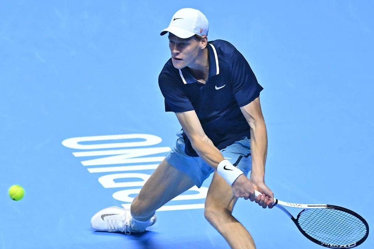 El Inalpi Arena de Turín se prepara para una final de las Nitto ATP Finals 2024 que revive la definición del último US Open, donde Jannik Sinner se impuso sobre Taylor Fritz. En esta ocasión, el estadounidense intentará tomar revancha y conquistar por primera vez el torneo de fin de temporada, mientras que el italiano buscará hacerse con el trofeo en su tierra natal, tras haber alcanzado también la final en la edición de 2023. Esta final marcará la oportunidad de consagrarse campeón de las ATP Finals para ambos jugadores. Sinner, el número uno del PIF ATP Rankings, llega invicto y con el respaldo de la experiencia acumulada, mientras que Fritz alcanza la final tras una destacada actuación ante Alexander Zverev, asegurando además su ascenso al No. 4 del mundo. Triunfo de Sinner: El italiano mantiene su dominio en Turín Jannik Sinner ha demostrado un nivel impresionante durante la semana en Turín, avanzando invicto y sin ceder sets en el torneo. En la semifinal, enfrentó a Casper Ruud y lo derrotó con un contundente 6-1, 6-2. Este desempeño le permitió clasificar a su segunda final consecutiva en las Nitto ATP Finals y convertirse en el primer italiano en hacerlo en años consecutivos. En 2023, Sinner alcanzó esta misma instancia pero cayó ante Novak Djokovic. Ahora, busca corregir el rumbo y coronarse en su país, emulando a otras leyendas que ganaron el torneo siendo locales, como Lleyton Hewitt en 2001 y Andy Murray en 2016. “Es una situación similar a la del año pasado. Simplemente intentaré jugar lo mejor que pueda”, comentó Sinner, que llega a la final con 70 victorias en 2024 y la posibilidad de conquistar su título número 18 en el circuito ATP. Con un récord de 4-0 en esta edición del torneo, Sinner ya venció a Fritz en la fase de grupos, algo que le da confianza para enfrentar nuevamente al estadounidense en la final. Además, busca cerrar la temporada como el jugador con más victorias del año, consolidando su lugar en la cima del tenis mundial. Victoria de Fritz: El estadounidense desafía la historia Taylor Fritz llega a la final en un momento crucial de su carrera. Tras una semifinal cargada de tensión, en la que derrotó a Alexander Zverev 6-3, 3-6, 7-6(3), el estadounidense se convierte en el primer jugador de su país en alcanzar una final de las Nitto ATP Finals desde James Blake en 2006. Con este resultado, Fritz también asegura el ascenso al No. 4 del PIF ATP Rankings, el mejor puesto de su carrera. En esta final, Fritz buscará revertir la historia reciente. Hace dos meses, Sinner lo superó en la final del US Open y, en la fase de grupos de las ATP Finals, el italiano volvió a ganarle en sets corridos. Sin embargo, Fritz se mostró positivo y listo para ajustar su estrategia. “En el partido que jugamos aquí… me sentí mucho más cómodo desde la línea de fondo. Tuve mis oportunidades, pero él aprovechó los puntos importantes en ese encuentro”, reconoció Fritz, consciente de que debe mejorar en los momentos decisivos para quedarse con el título. Un triunfo en Turín representaría el mayor logro en la carrera de Fritz y su noveno título en el circuito ATP. Además, le permitiría romper su racha negativa ante jugadores en el puesto No. 1, dejando en 1-10 su récord en estos enfrentamientos. La gran final en Turín: un nuevo campeón en las Nitto ATP Finals La final entre Sinner y Fritz será un duelo que promete emociones y alta intensidad. Por un lado, Sinner intentará consolidarse como el mejor del año en su país natal y cerrar la temporada con otro título destacado. Por el otro, Fritz buscará la victoria más importante de su carrera y la posibilidad de vengar su derrota en el US Open. Sea cual sea el resultado, el tenis coronará a un nuevo campeón en las Nitto ATP Finals, y Turín presenciará el cierre de una temporada memorable.