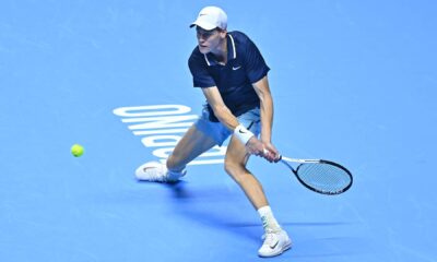 Después de un mes de inactividad, Jannik Sinner volvió a sorprender, esta vez a sí mismo, con el alto nivel de tenis que desplegó en su debut en las Nitto ATP Finals. El número uno del PIF ATP Rankings venció al australiano Álex de Miñaur en sets corridos, 6-3, 6-4, en un partido que fue, en sus palabras, “un gran comienzo” tras un mes sin competencia oficial.