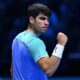 Carlos Alcaraz, a pesar de llevar días enfermo, consiguió una importante victoria ante Andrey Rublev (6-3, 7-6[8]) en las Nitto ATP Finals, manteniendo vivas sus opciones de clasificación a las semifinales. El viernes enfrentará a Alexander Zverev en un duelo decisivo.