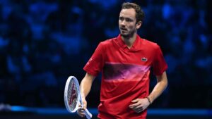 Después de un debut complicado en las Nitto ATP Finals, Daniil Medvedev demostró que sigue en la pelea por un lugar en las semifinales al vencer al australiano Alex de Minaur (No. 7 del mundo) por 6-2, 6-4 en su segundo partido del Grupo Ilie Nastase. Este triunfo, en una hora y 18 minutos, le permite al ruso, cuarto cabeza de serie, equilibrar su récord en la fase de grupos (1-1) y soñar con avanzar en el prestigioso torneo de cierre de temporada.