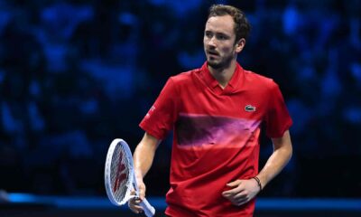 Después de un debut complicado en las Nitto ATP Finals, Daniil Medvedev demostró que sigue en la pelea por un lugar en las semifinales al vencer al australiano Alex de Minaur (No. 7 del mundo) por 6-2, 6-4 en su segundo partido del Grupo Ilie Nastase. Este triunfo, en una hora y 18 minutos, le permite al ruso, cuarto cabeza de serie, equilibrar su récord en la fase de grupos (1-1) y soñar con avanzar en el prestigioso torneo de cierre de temporada.