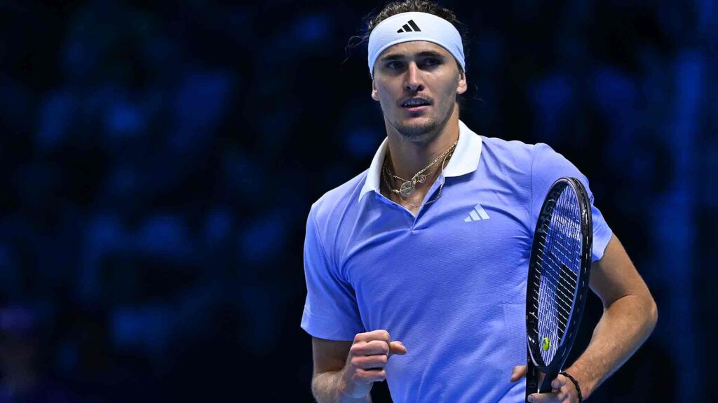 El alemán Alexander Zverev sigue en su mejor momento de la temporada, asegurando su pase a las semifinales de las Nitto ATP Finals 2024 tras vencer al español Carlos Alcaraz con un contundente 7-6(5), 6-4 en una hora y 57 minutos. Con esta victoria, Zverev, número 2 en el PIF ATP Rankings, se convierte en líder invicto del Grupo John Newcombe con un 3-0, acumulando así ocho victorias consecutivas, tres de ellas en Turín.