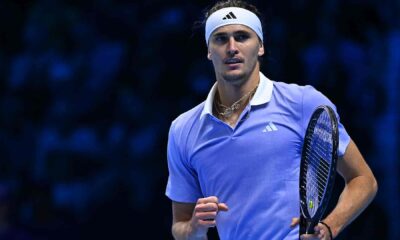 El alemán Alexander Zverev sigue en su mejor momento de la temporada, asegurando su pase a las semifinales de las Nitto ATP Finals 2024 tras vencer al español Carlos Alcaraz con un contundente 7-6(5), 6-4 en una hora y 57 minutos. Con esta victoria, Zverev, número 2 en el PIF ATP Rankings, se convierte en líder invicto del Grupo John Newcombe con un 3-0, acumulando así ocho victorias consecutivas, tres de ellas en Turín.