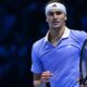 El alemán Alexander Zverev sigue en su mejor momento de la temporada, asegurando su pase a las semifinales de las Nitto ATP Finals 2024 tras vencer al español Carlos Alcaraz con un contundente 7-6(5), 6-4 en una hora y 57 minutos. Con esta victoria, Zverev, número 2 en el PIF ATP Rankings, se convierte en líder invicto del Grupo John Newcombe con un 3-0, acumulando así ocho victorias consecutivas, tres de ellas en Turín.